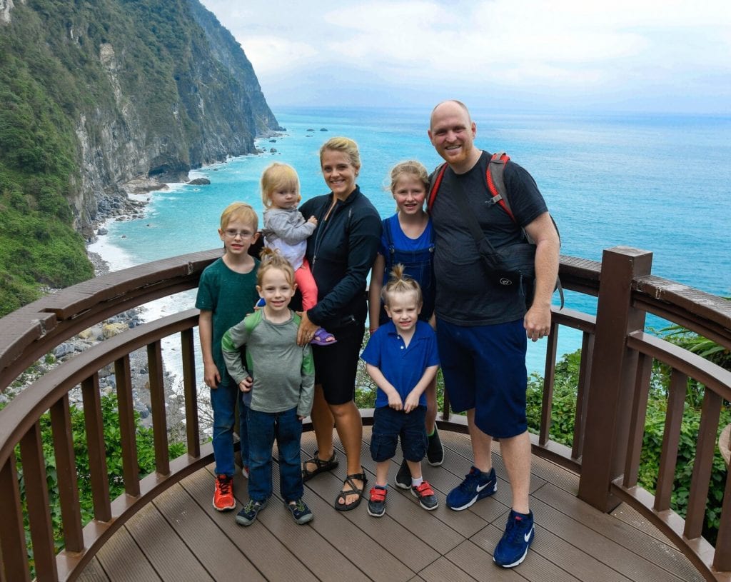 Family photo in Taipei with an ocean background 