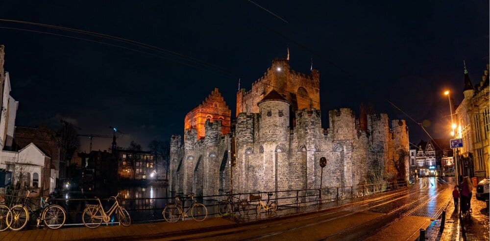 Castle of the Counts at night 