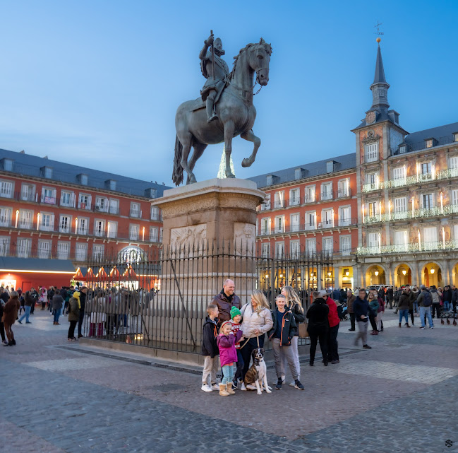 Family at Plaza Mayor, next to Equestrian statue of Philip III.